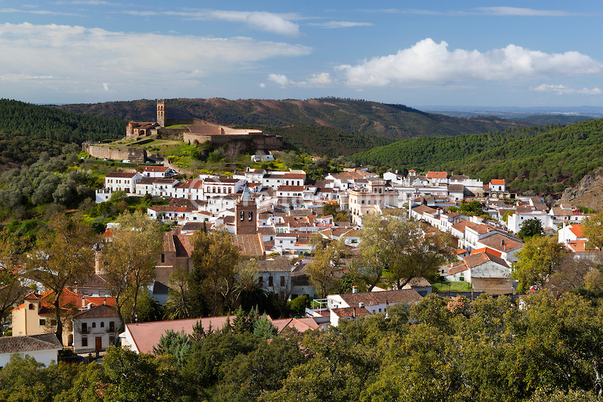 Spanien, Andalusien, Provinz Huelva, Almonaster la Real: Dorfansicht mit Mezquita im Parque Natural Sierra de Aracena y picos de Aroche